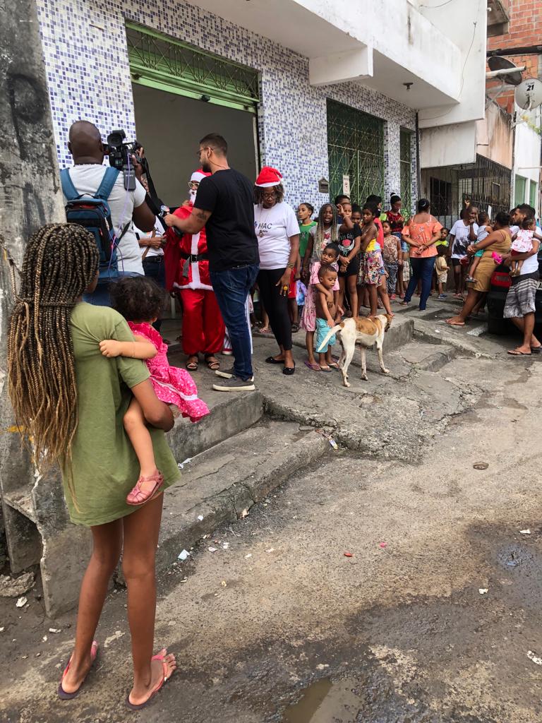 Capa: Crianças das comunidades do Uruguai e Baixa do Fiscal recebem a visita do Papai Noel