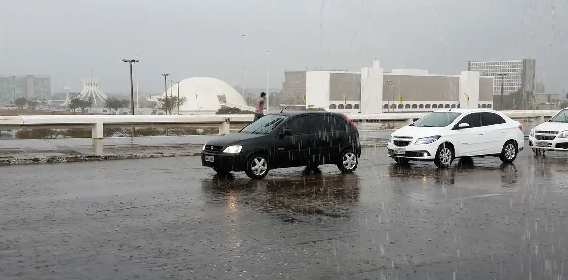 Capa: Meteorologia alerta para chuvas intensas em 12 estados; Bahia é um deles