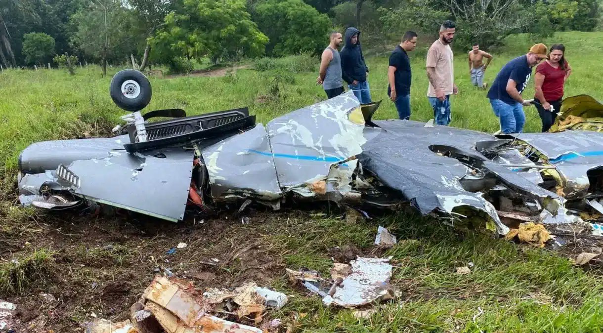 Capa: Avião cai e mata sete em Minas Gerais