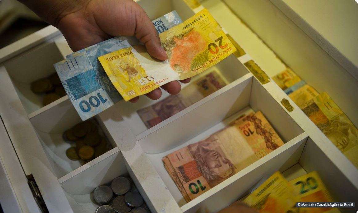 Capa: Salário mínimo de R$ 1.412 entra em vigor nesta segunda-feira