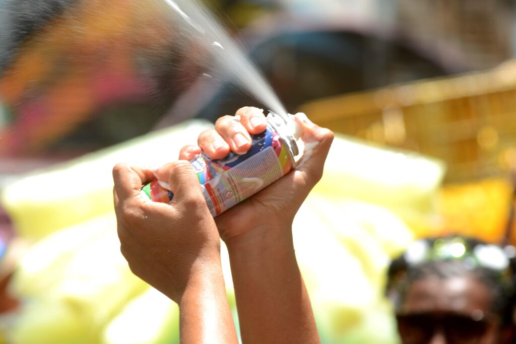 Capa: Uso de spray de espuma no Carnaval pode ser prejudicial para crianças e adultos
