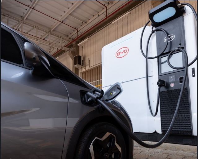 Capa: Carros elétricos: BYD e Raízen firmam parceria para ampliar rede pública de carregadores