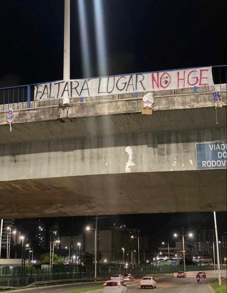 Capa: BAVI: faixa com ameaça a torcedores é colocada em viaduto de Salvador