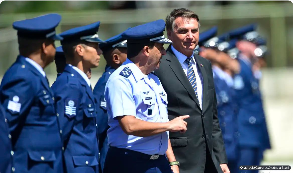 Capa: Ex-comandante do Exército ameaçou prender Bolsonaro caso ex-presidente seguisse com tentativa de golpe