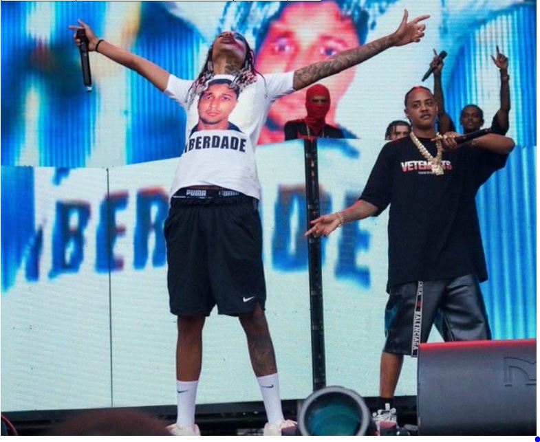 Capa: Lollapalooza: rapper filho de Marcinho VP usa camisa pedindo liberdade para o pai