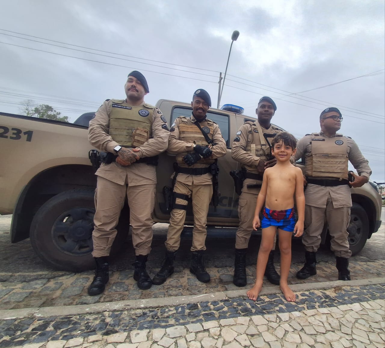 Capa: Polícia Militar encontra criança que se perdeu dos pais em Santa Cruz Cabrália