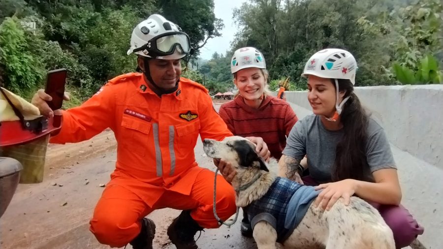 Capa: Bombeiros baianos já resgataram mais de 160 vítimas das chuvas no Rio Grande do Sul