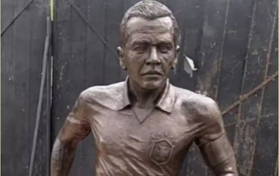 Capa: Prefeitura de Juazeiro retira estátua de Daniel Alves de praça da cidade