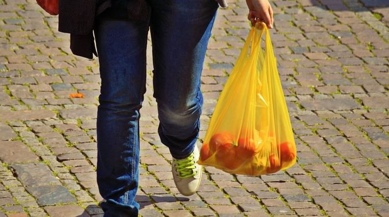 Capa: Sacolas plásticas não serão mais distribuídas gratuitamente em lojas de Salvador