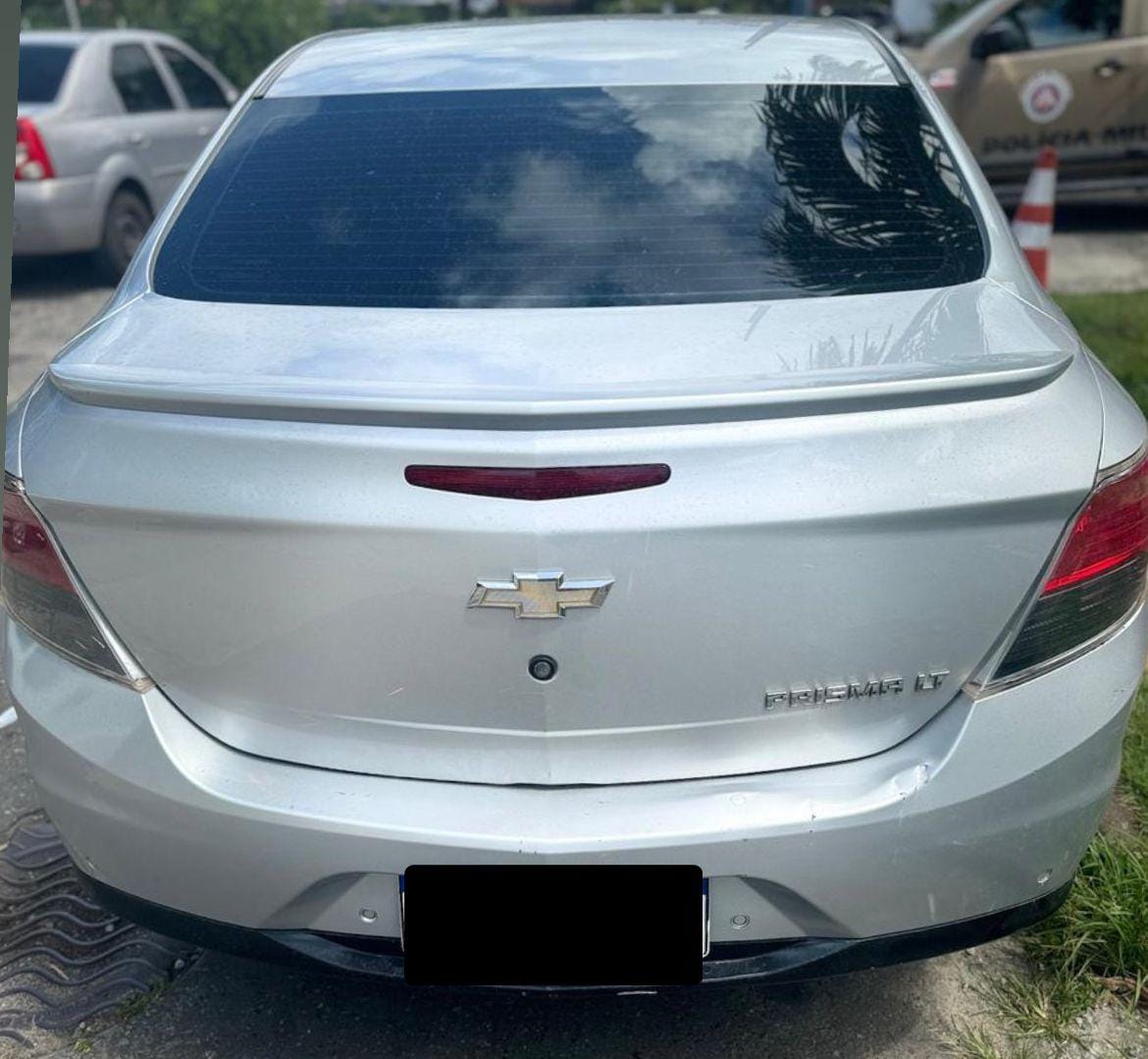 Capa: Homem com tornozeleira eletrônica é preso com carro roubado