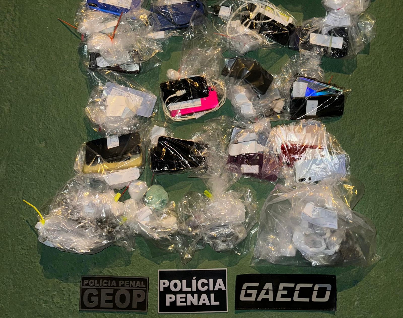 Capa: Operação Mute encerra com apreensão de mais 50 celulares em presídio na Bahia