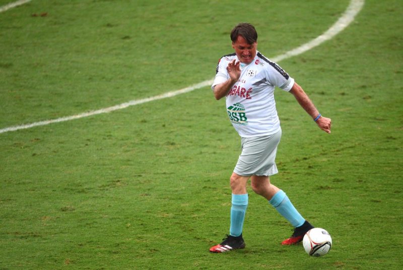 Capa: Em Recife, Bolsonaro promete torcida para o Sport em jogo decisivo contra Santos na Série B
