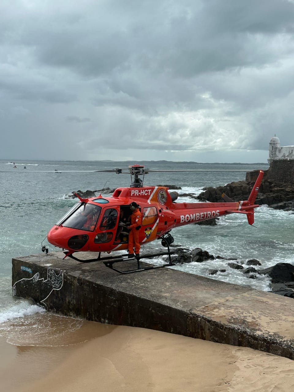 Capa: Helicóptero dos bombeiros resgata vítima de afogamento no circuito do Dodô