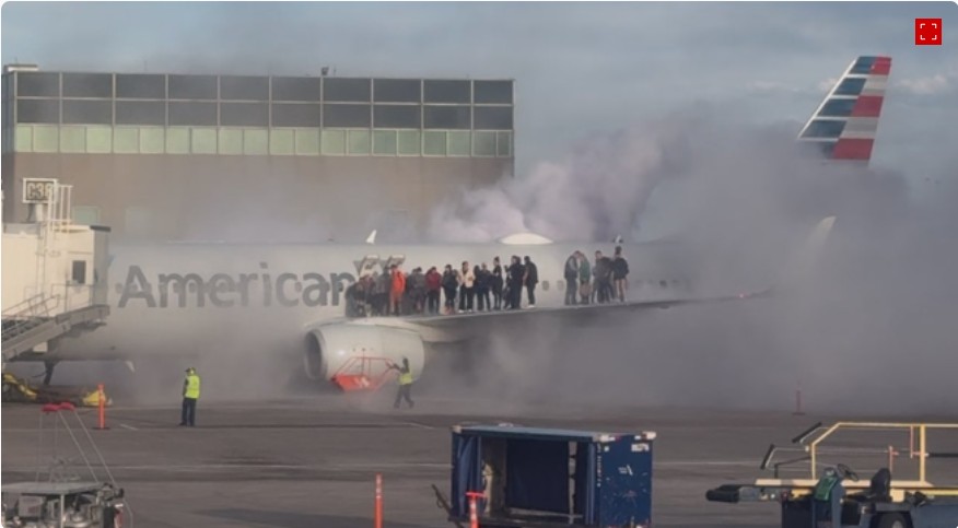 Capa: Passageiros ficam sobre asa de avião após incêndio nos EUA