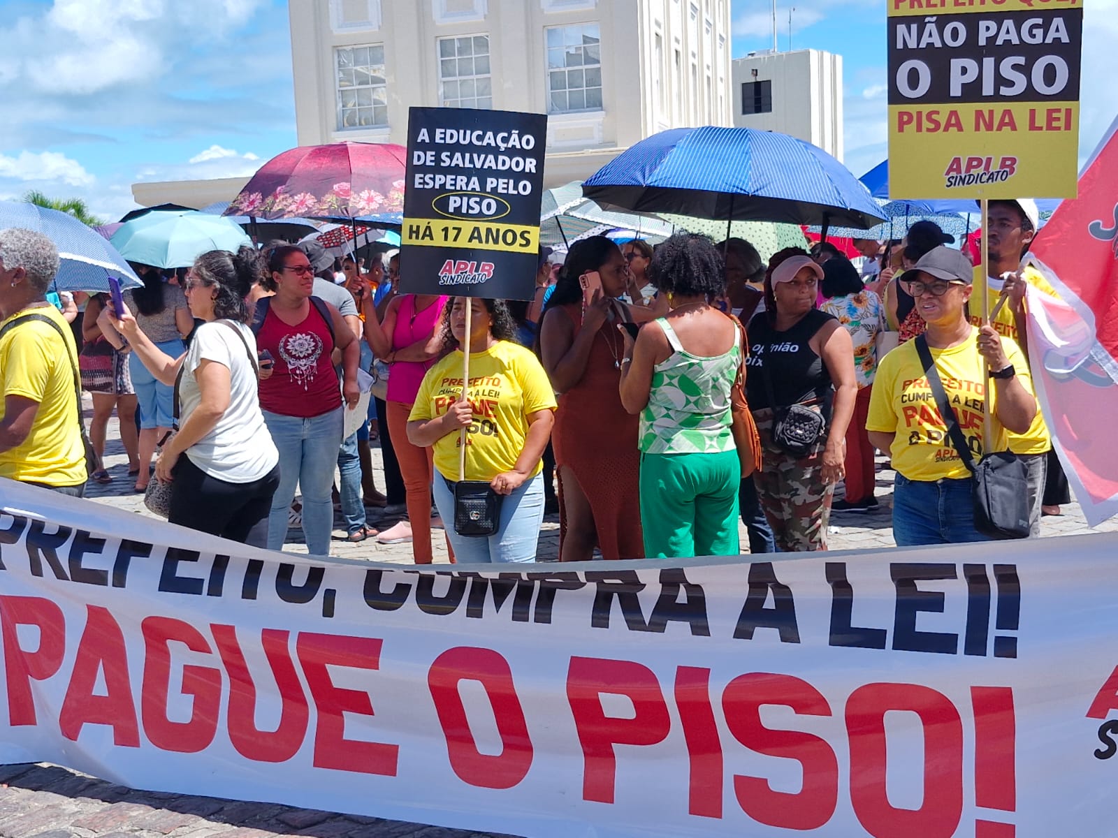 Capa: Professores municipais ocupam a frente da Prefeitura de Salvador e anunciam paralisação de 72h