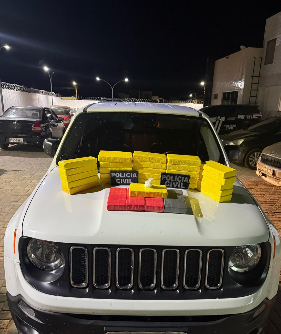 Capa: Homem que levava 30 kg de cocaína em painel de carro é preso em flagrante