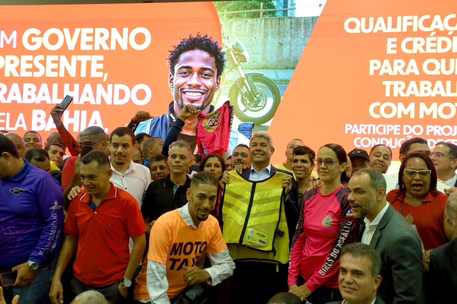 Capa: Projeto do Governo da Bahia visa certificar mototaxistas e motofretistas de 75 municípios baianos e oferecer linha de crédito específica
