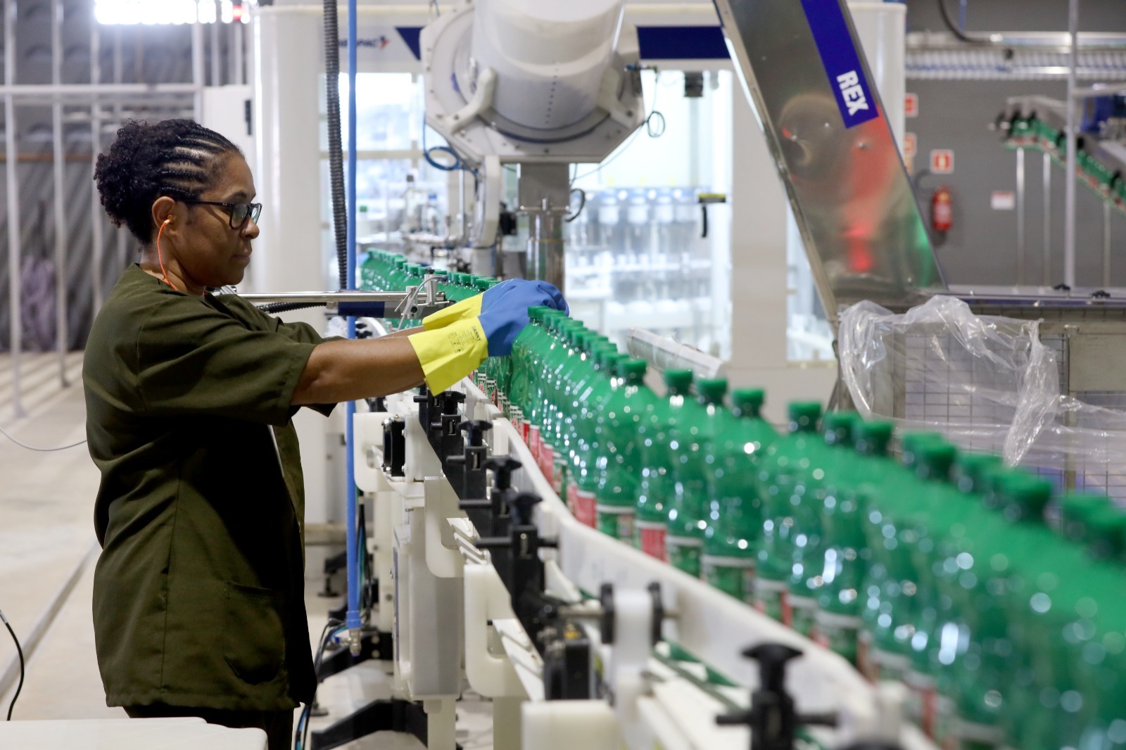 Capa: Nova fábrica de água sanitária na Bahia promete gerar empregos em Mata de São João