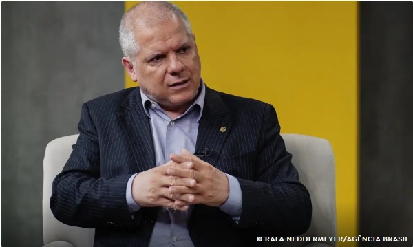 Capa: Justiça afasta presidente do INSS por descontos indevidos em aposentadorias