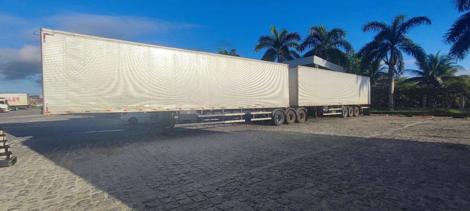 Capa: Polícia Civil recupera duas carretas com 52 toneladas de leite roubadas em Tucano