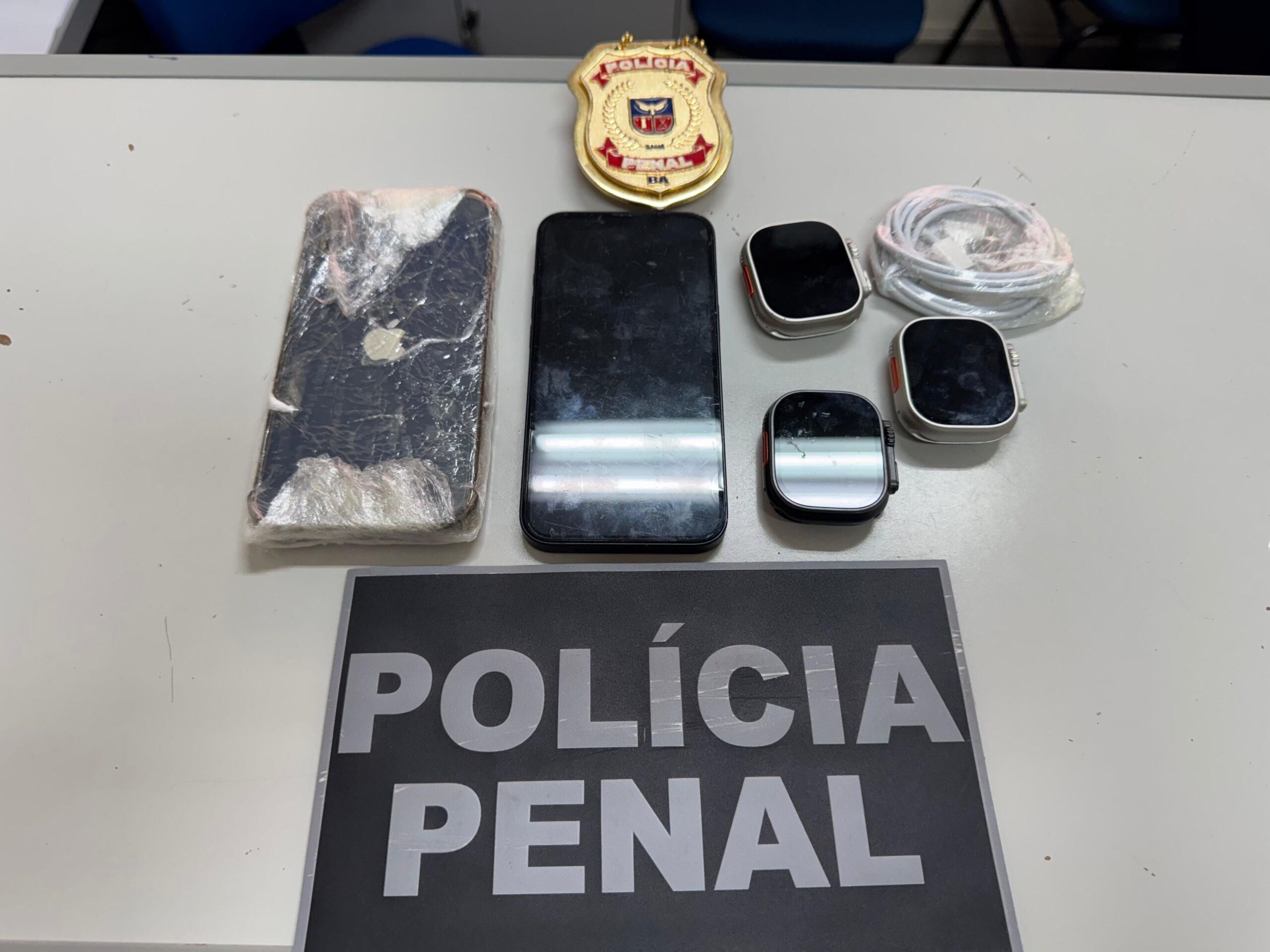 Capa: Homem que tentava entrar em presídio com celular na bota é preso em flagrante