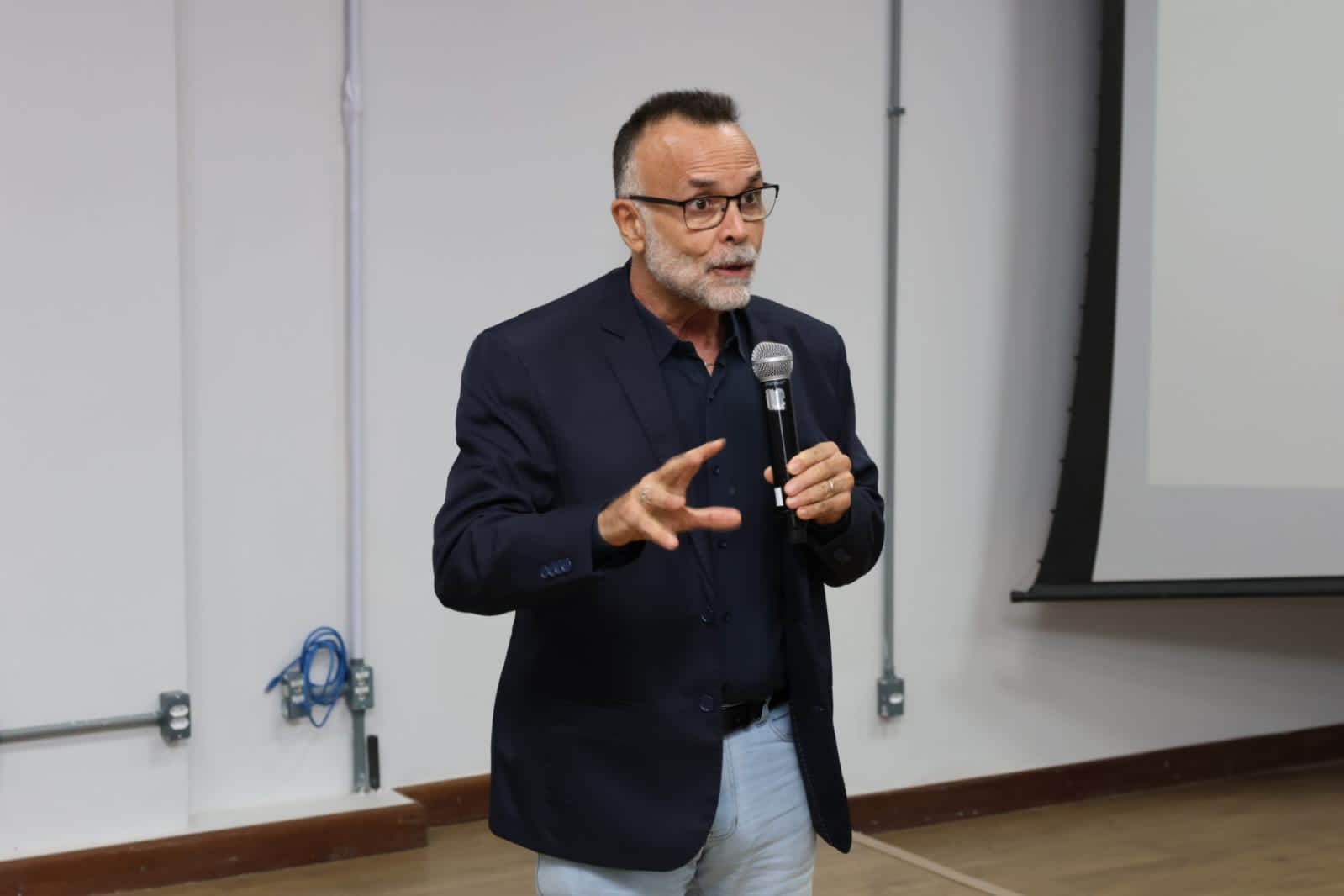 Capa: Jefferson Beltrão avalia a oratória dos alunos do curso de comunicação da PMBA