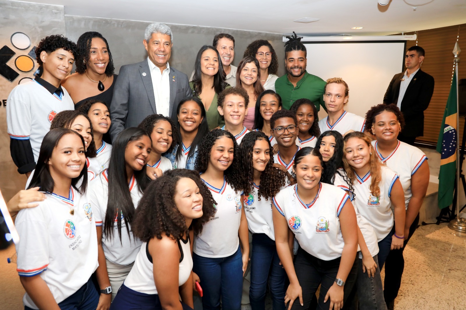 Capa: Jerônimo Rodrigues lança “CNH da Gente” e “CNH na Escola”