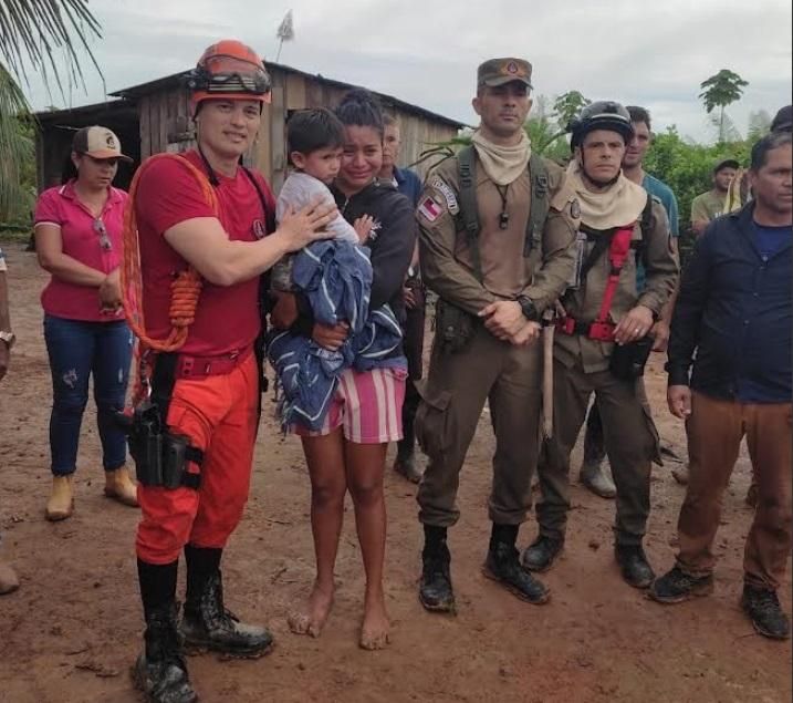 Capa: Criança de 2 anos é resgatada sob a proteção de cães em floresta do Amazonas