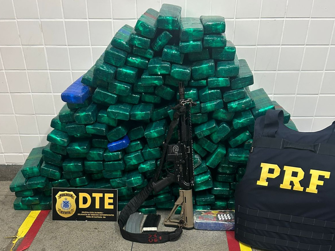 Capa: PRF e PCBA apreendem fuzil e 132 kg de drogas em Feira de Santana