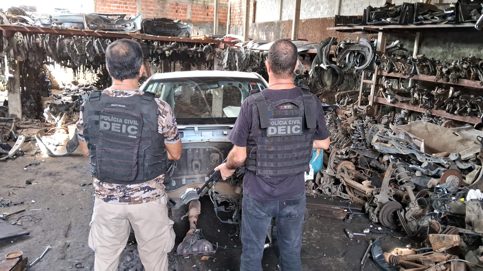 Capa: Polícia Civil desarticula desmanche de veículos no Lobato
