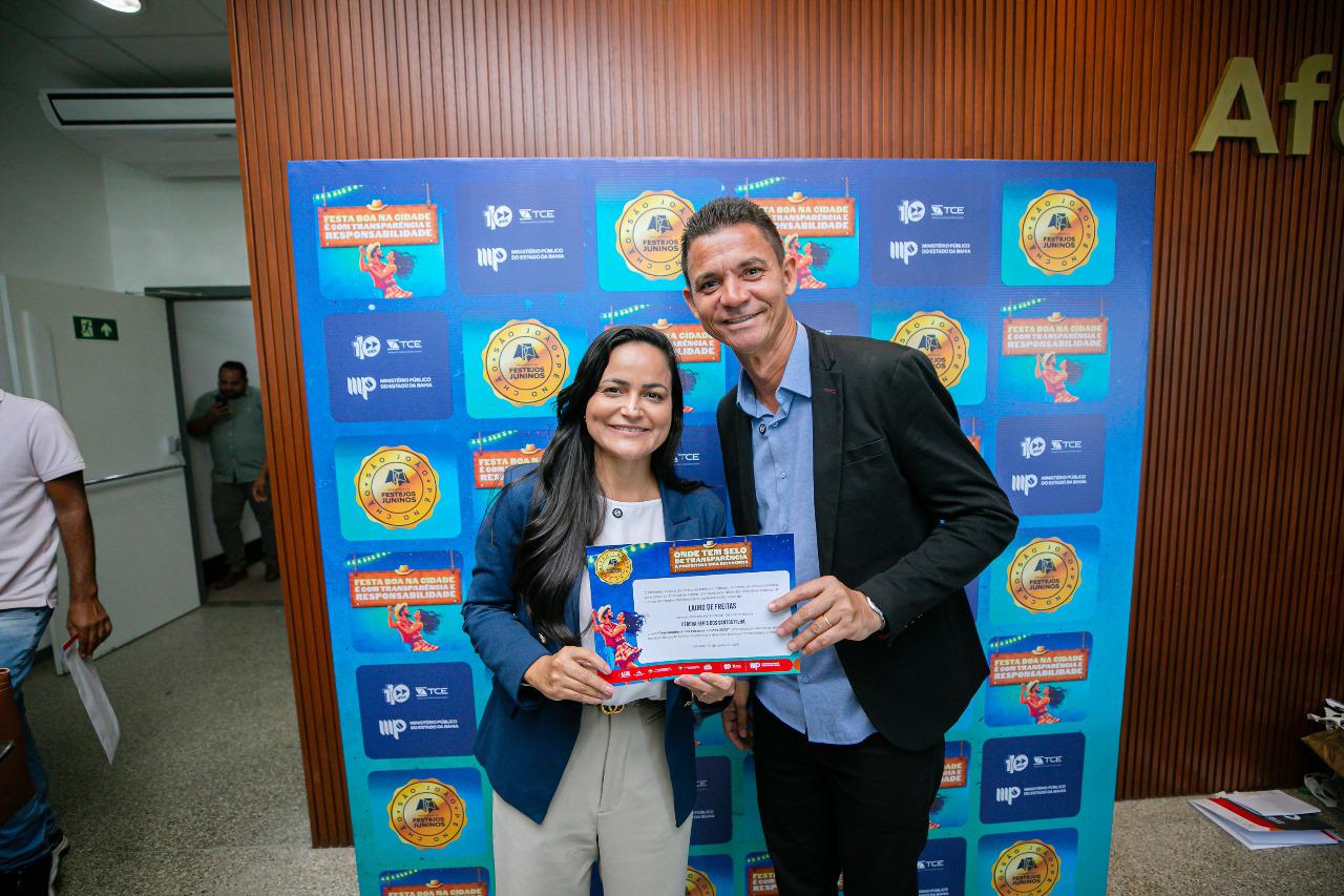 Capa: Lauro de Freitas recebe selo São João Pé no Chão por transparência nos festejos juninos