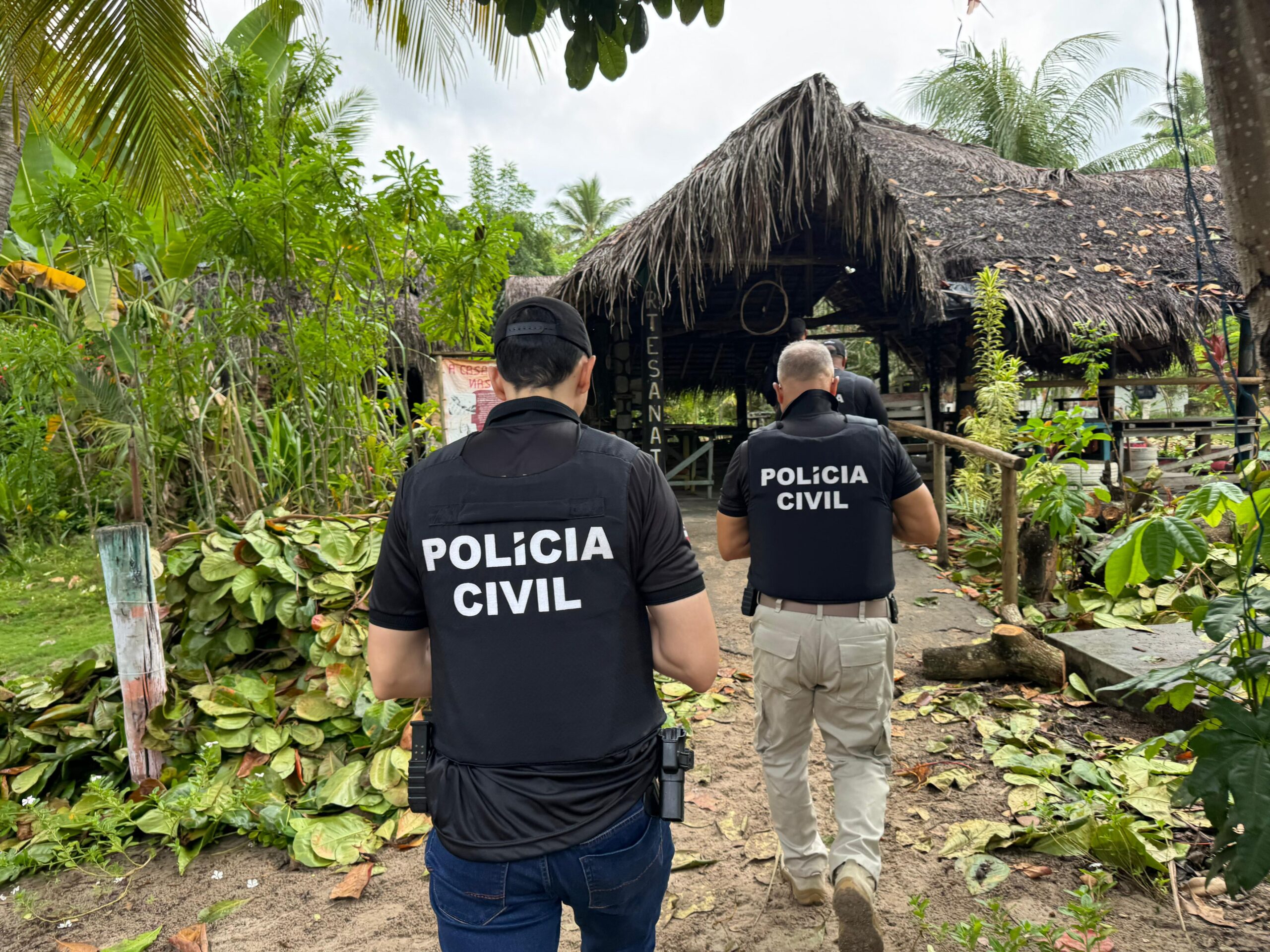 Capa: Arembepe: quatro morrem e dois são presos pela Polícia em aldeia hippie