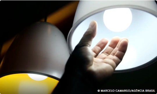 Capa: Contas de luz permanecem mais caras em julho 
