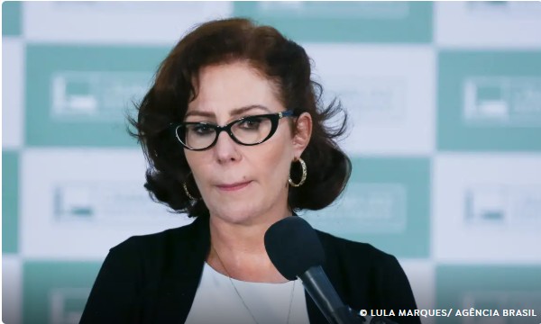 Capa: Após condenação, Carla Zambelli viaja para os EUA e tenta se refugiar na Itália