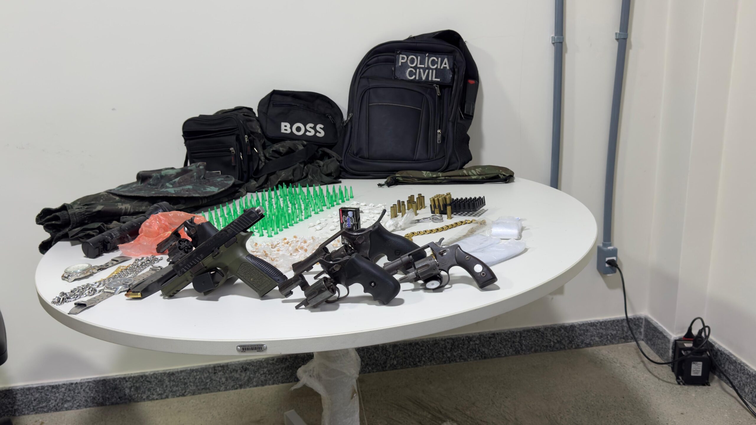 Capa: Polícia apreende cinco armas de fogo com homicidas integrantes de organização criminosa