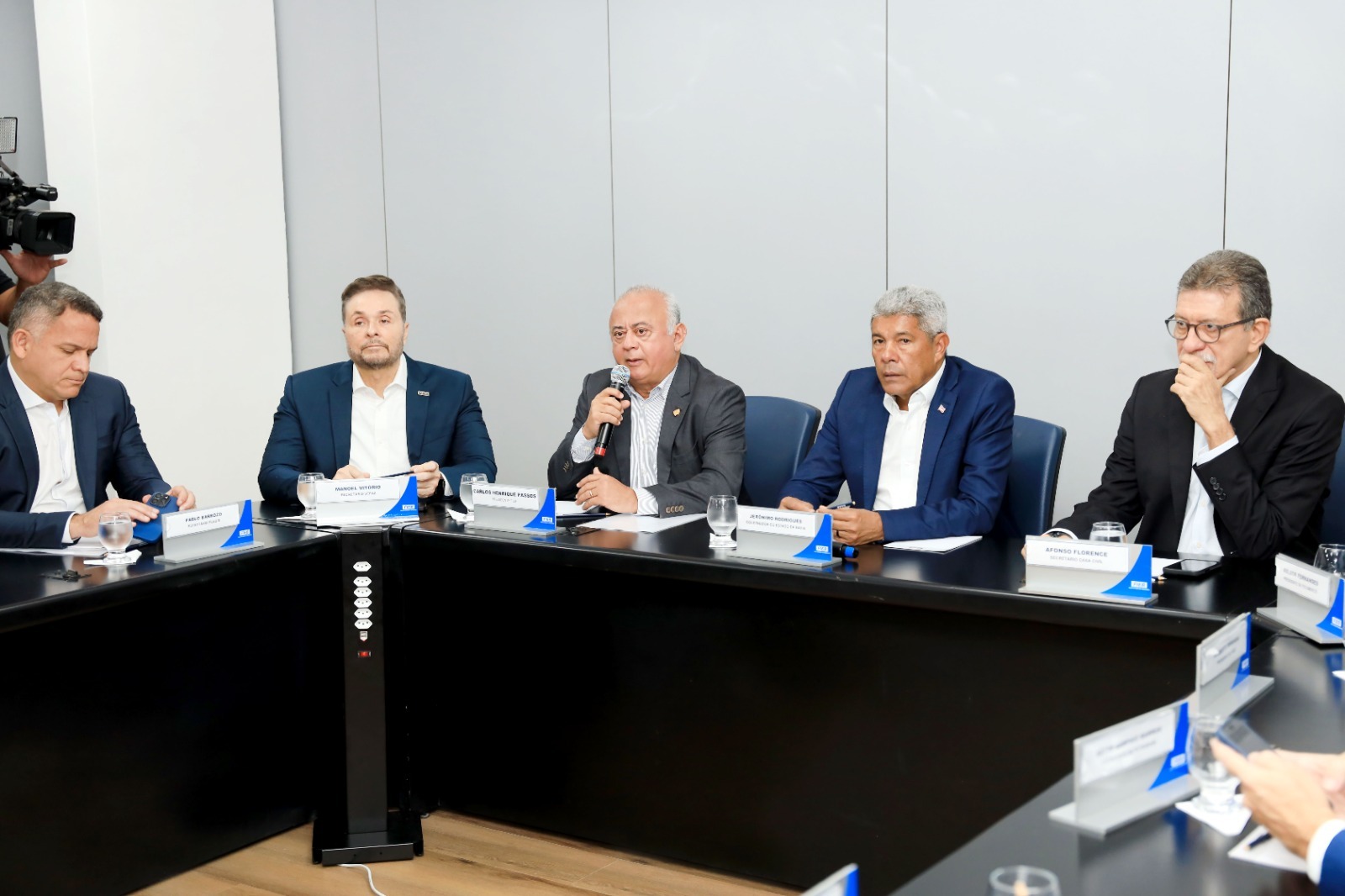 Capa: Governo da Bahia e Fieb criam grupo de trabalho para discutir impactos da taxação imposta pelos EUA