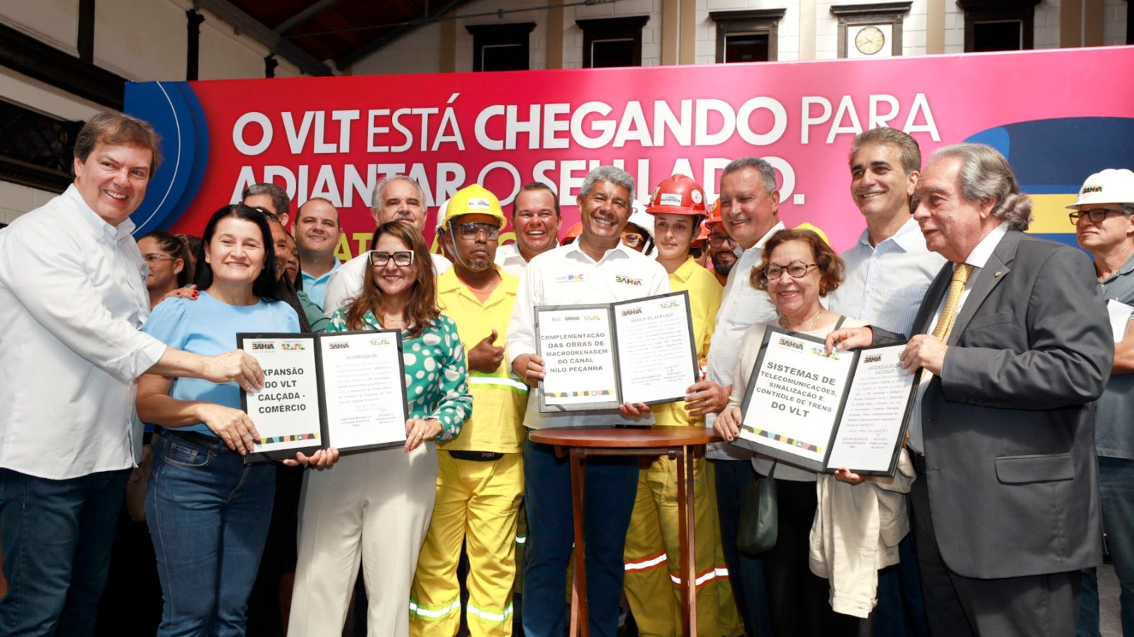 Capa: Governador assina aditivo que garante ampliação do VLT até o Comércio