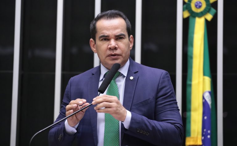 Capa: Câmara aprova texto-base que cria 160 cargos comissionados no STF