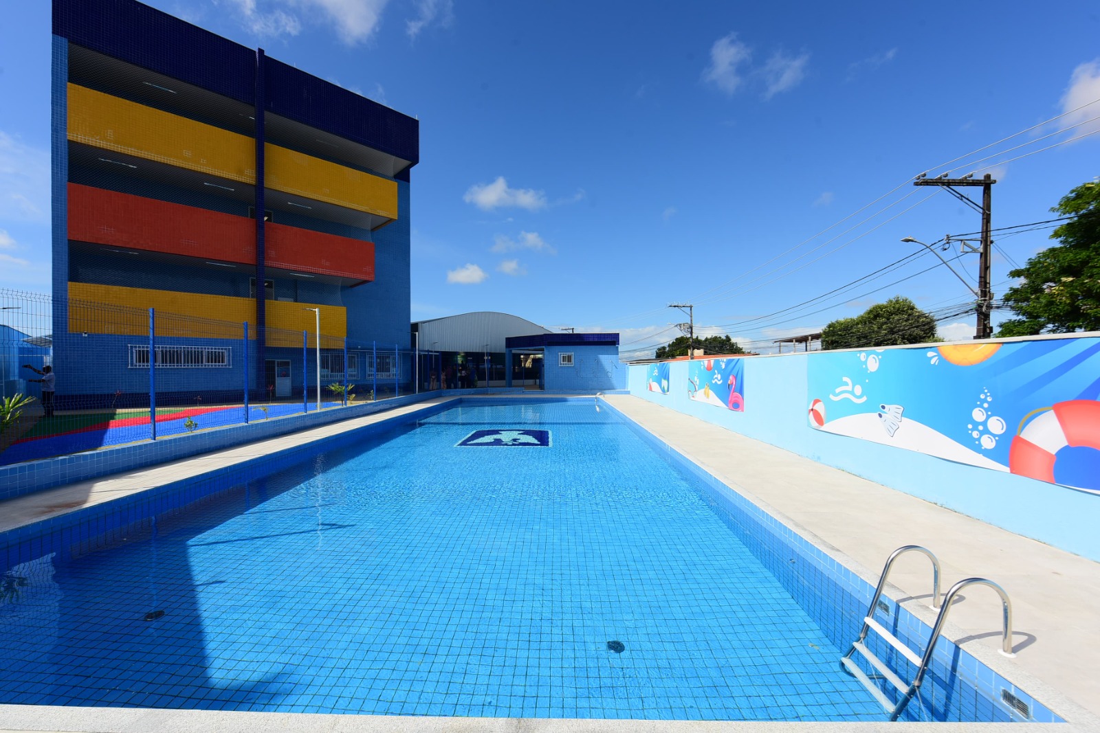 Capa: Prefeitura de Salvador inaugura escola com piscina semiolímpica em Castelo Branco
