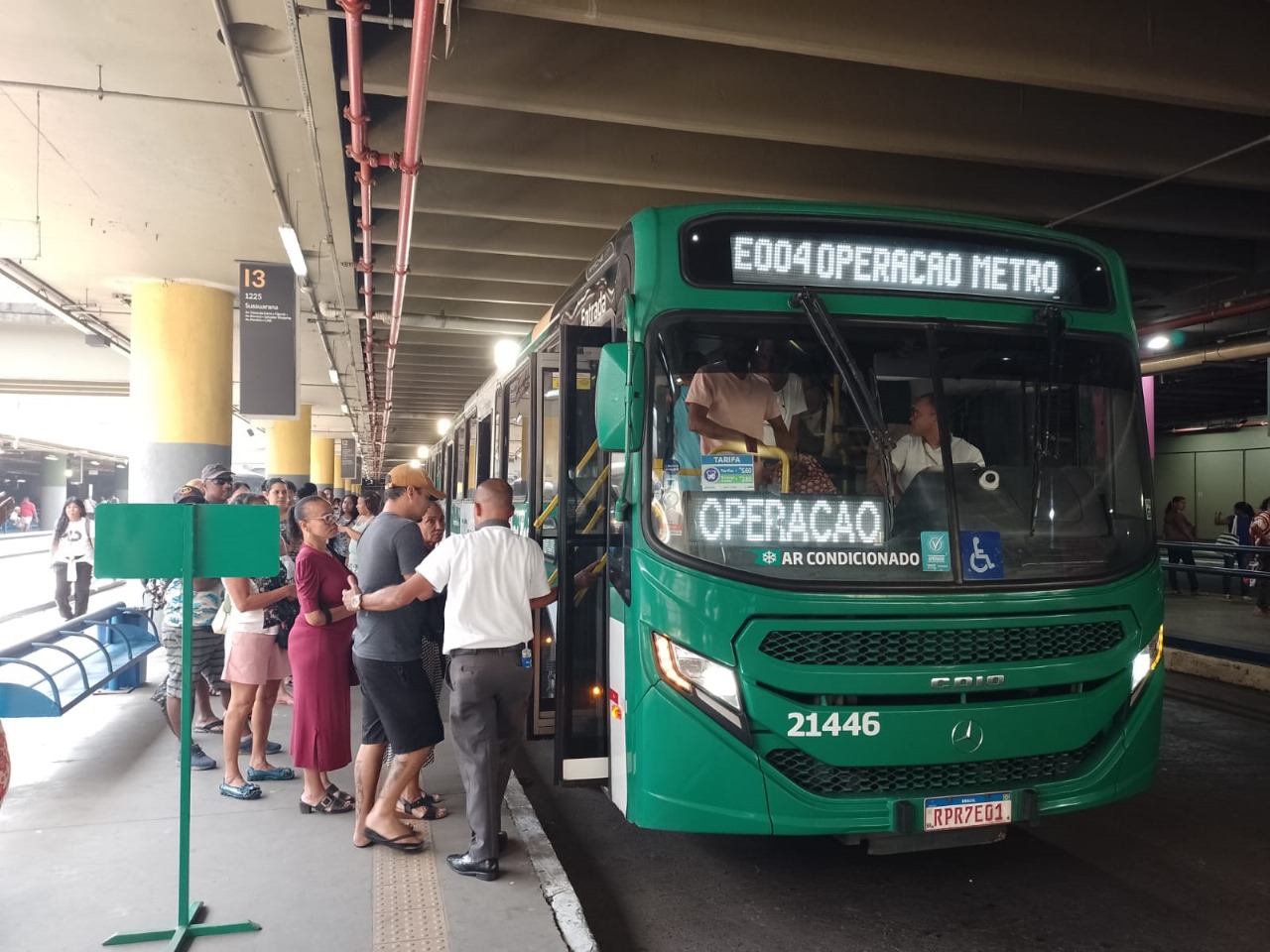 Capa: Salvador: linha de ônibus especial entra em operação após fechamento de estações do metrô