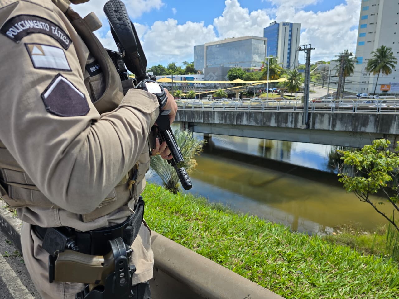 Capa: PM de folga pula em lagoa e prende assaltante de ônibus em Salvador
