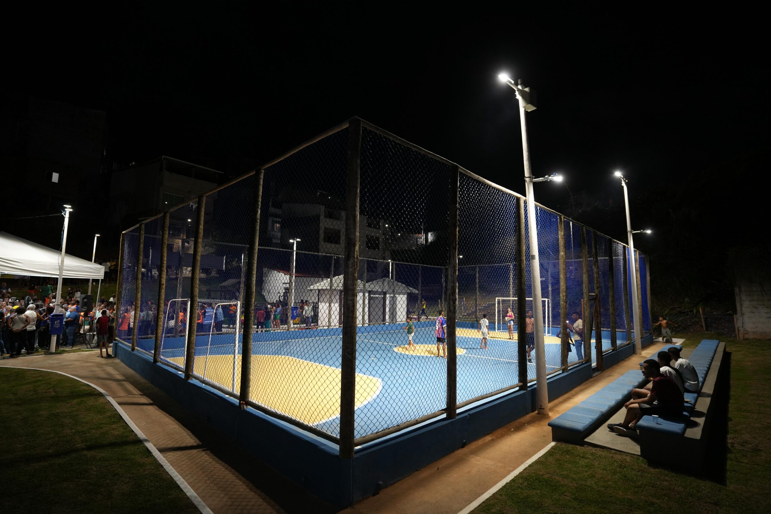 Capa: Prefeitura de Salvador entrega praça e campo de grama sintética em Luiz Anselmo