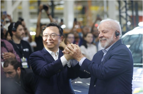 Capa: Nova fábrica de carros elétricos mostra confiança no Brasil, diz Lula