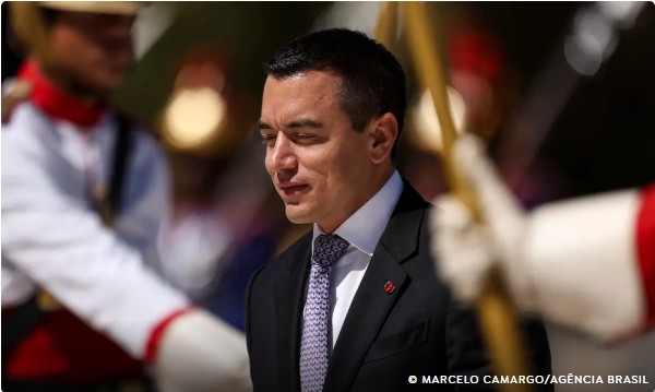 Capa: Em referendo, Equador rejeita instalar bases militares estrangeiras