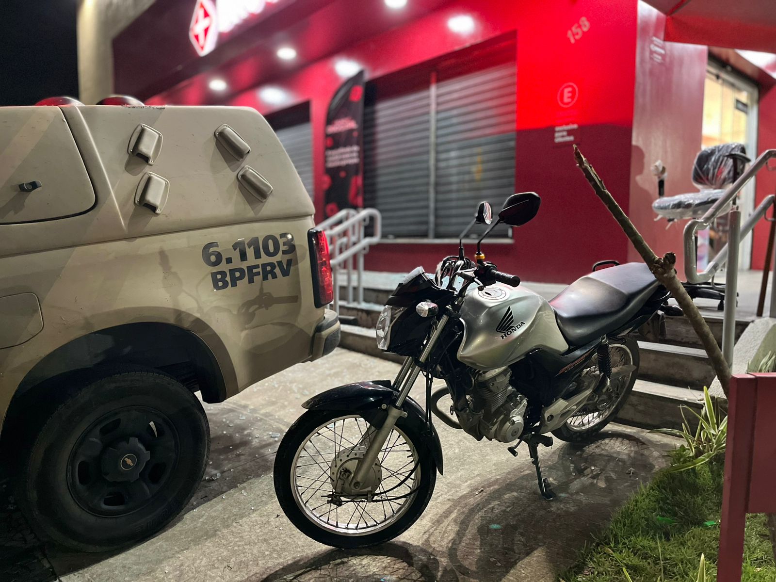 Capa: PM prende criminosos e recupera canetas emagrecedoras em tentativa de roubo na Pituba