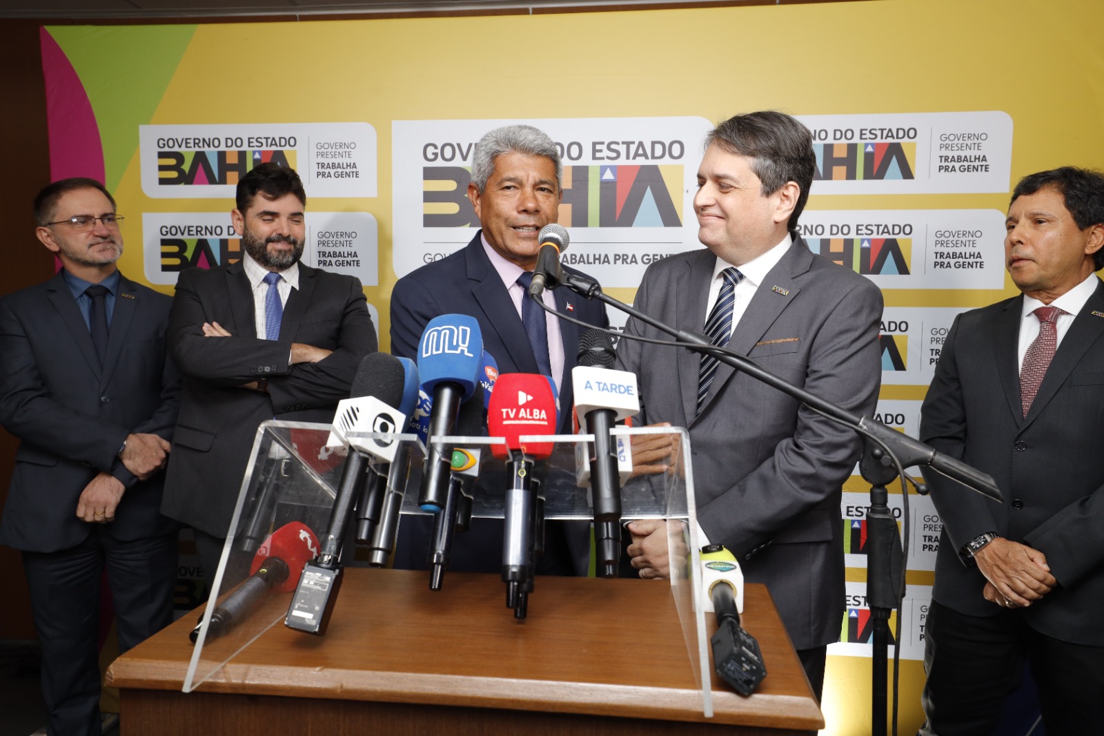 Capa: Jerônimo Rodrigues anuncia titular de secretaria que irá coordenar implantação da Ponte Salvador-Itaparica