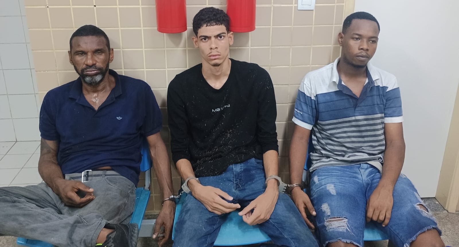 Capa: Polícia prende trio suspeito de espancar e tentar sequestrar homem em Itapuã