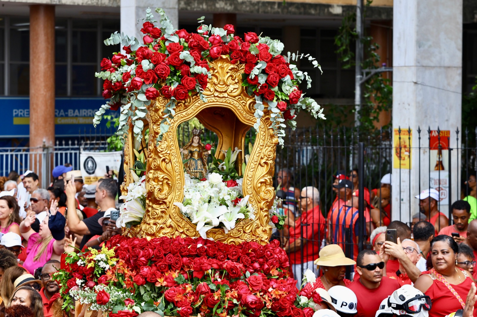Capa: Celebração a Santa Bárbara reúne multidão e abre calendário das festas populares de Salvador