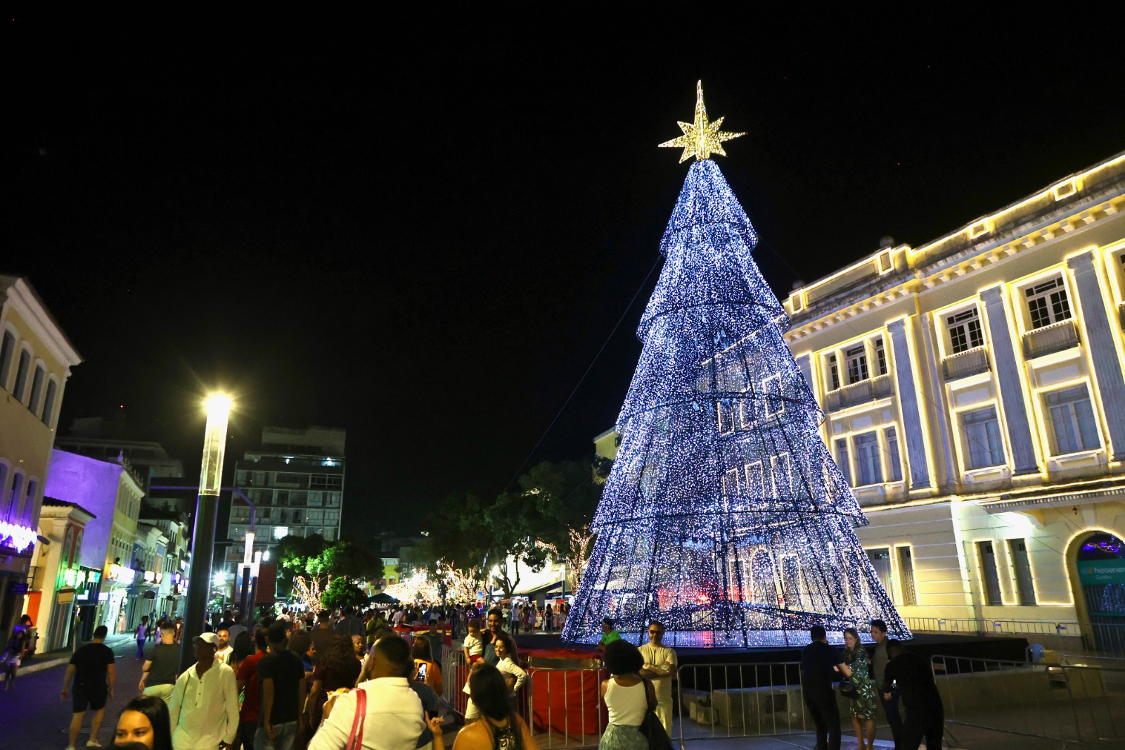 Capa: Com missa, Papai Noel, desfile e iluminação cênica, Prefeitura dá início aos festejos de Natal em Salvador