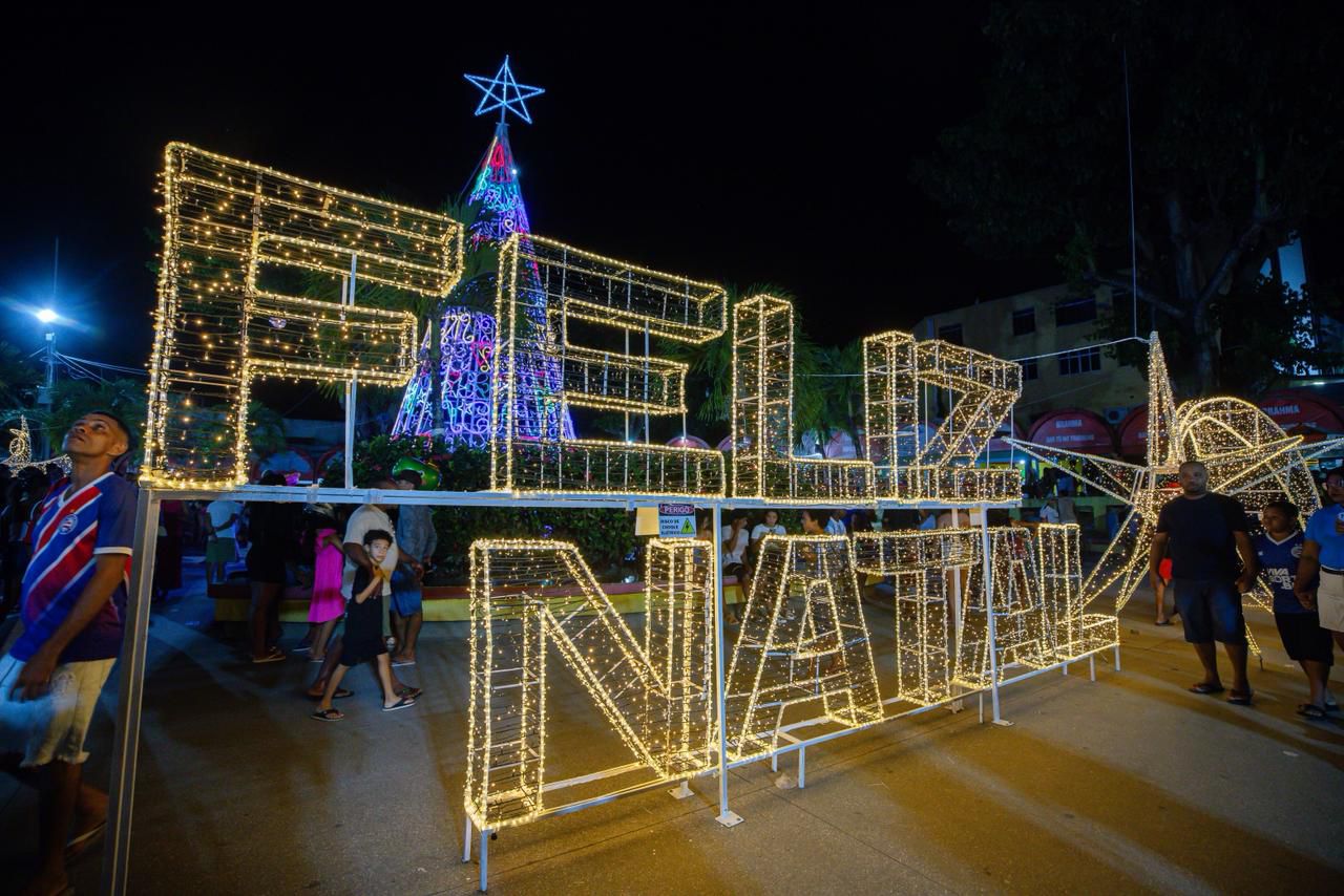 Capa: Multidão prestigia abertura do Natal Mágico nas Praças Matriz e do Caranguejo em Lauro de Freitas